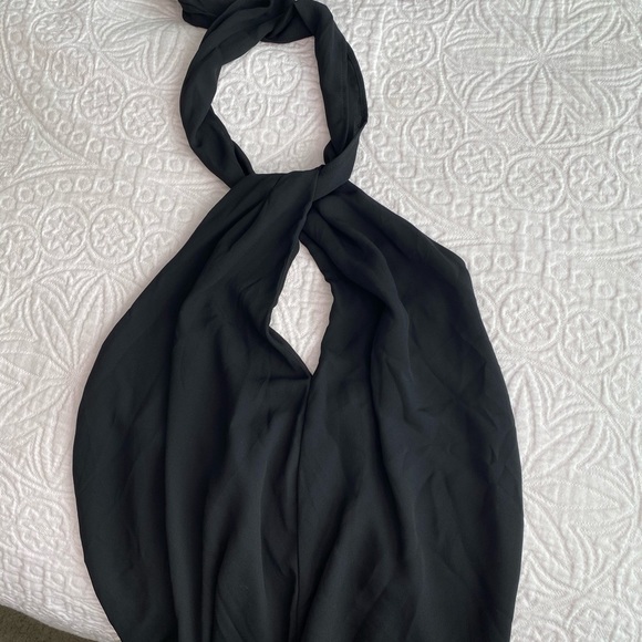 Black Key hole halter top - Picture 4 of 7